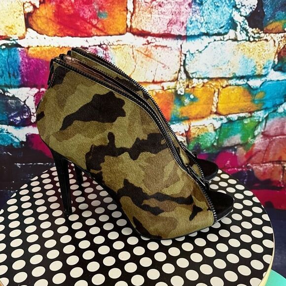 Carlos by Carlos Santana Veruca Camo Shooties Peep Toe Booties Calf Fur Size 7.5 - Picture 1 of 7